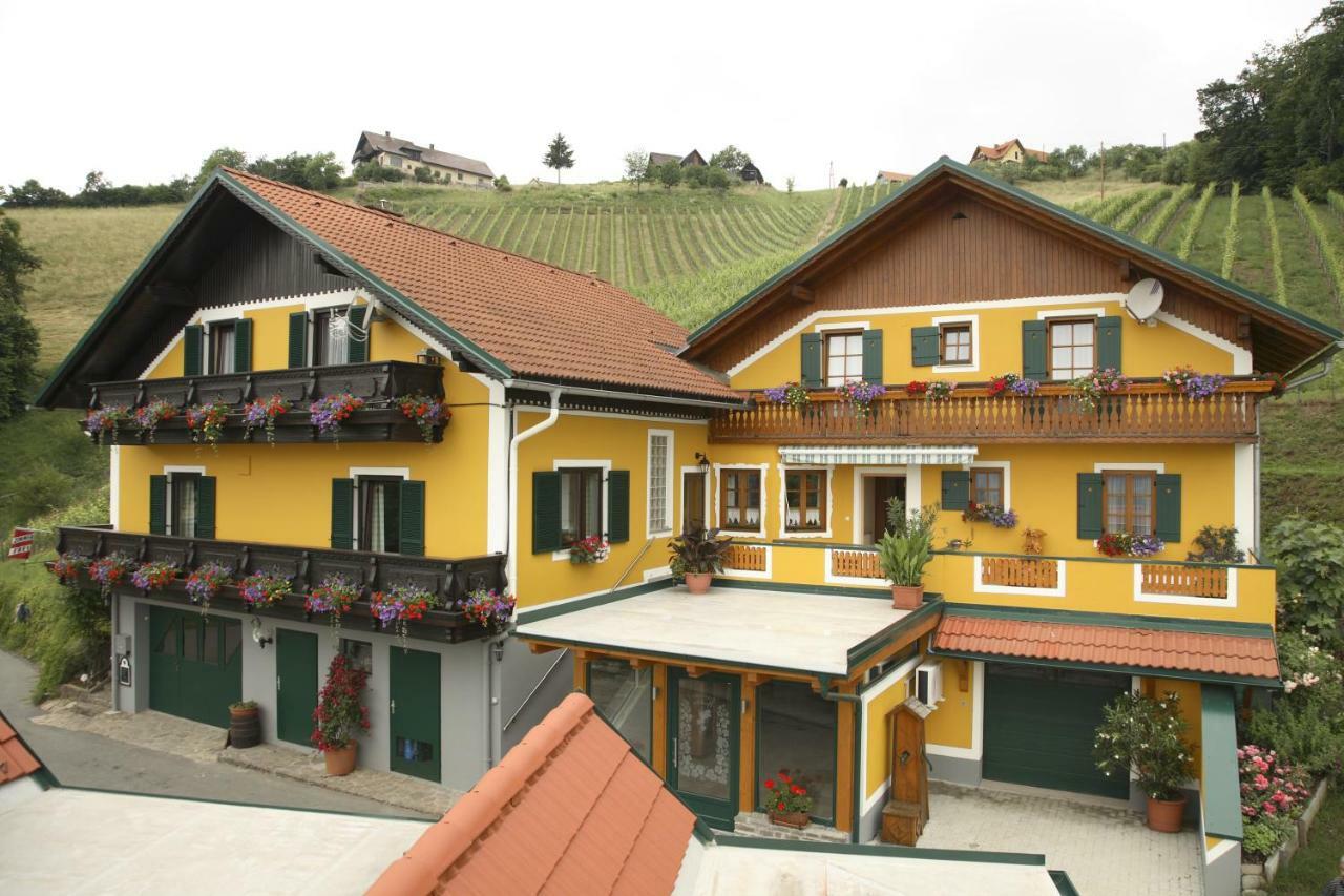 绍萨尔地区基策克Weingut Stoff住宿加早餐旅馆 外观 照片